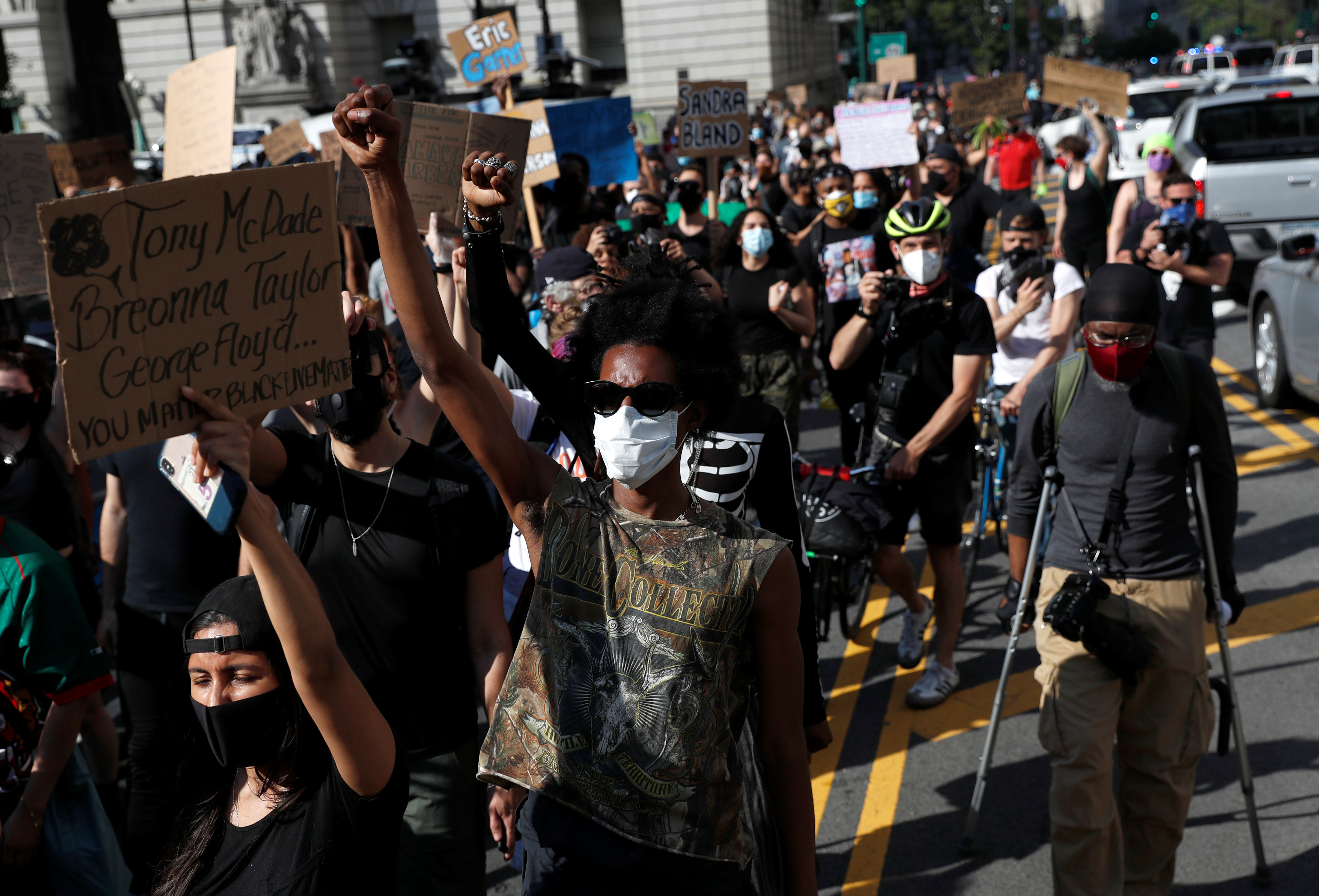 Alcalde de Minneapolis decretó toque de queda tras tres noches de protestas