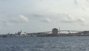 El buque más grande de la Marina Real de Holanda llegó a Aruba en misión humanitaria
