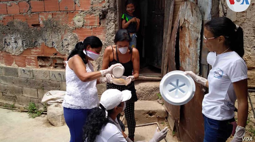 Madres venezolanas alimentan la solidaridad pese a la pandemia