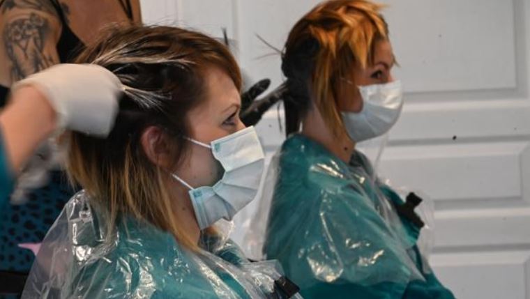 Mascarillas evitaron contagios en una peluquería de EEUU, aseguró estudio