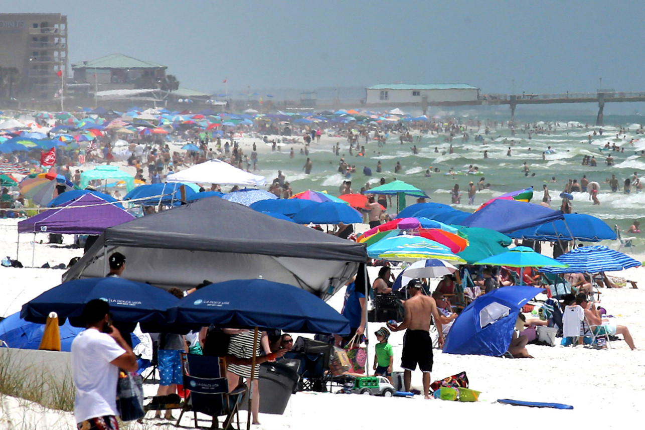 Multitudes abarrotan las playas de la isla de Okaloosa, en Florida, durante el fin de semana