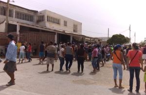 En Sucre salieron a protestar por desigualdad en cuanto a la distribución de alimentos #24Jun (Fotos)
