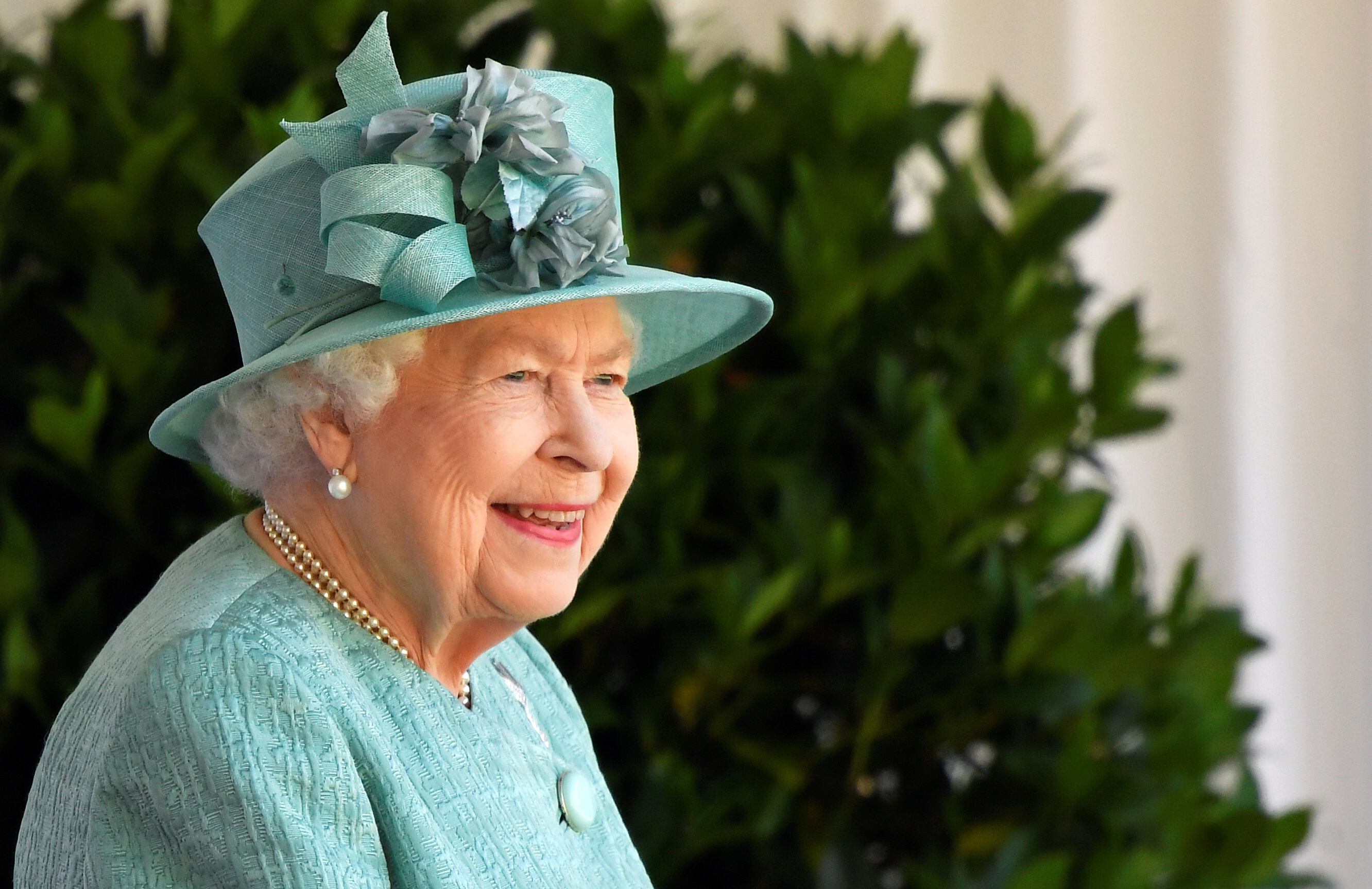 La reina Isabel hace su primera aparición pública para celebrar su cumpleaños oficial (Fotos)