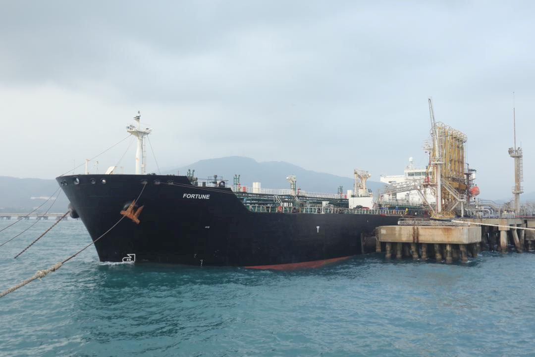 Bloomberg: Irán admitió que EEUU confiscó buques cargados con gasolina pagada por Maduro