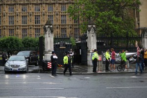 Unidad de seguridad chocó contra el carro que trasladaba Boris Johnson (FOTOS)