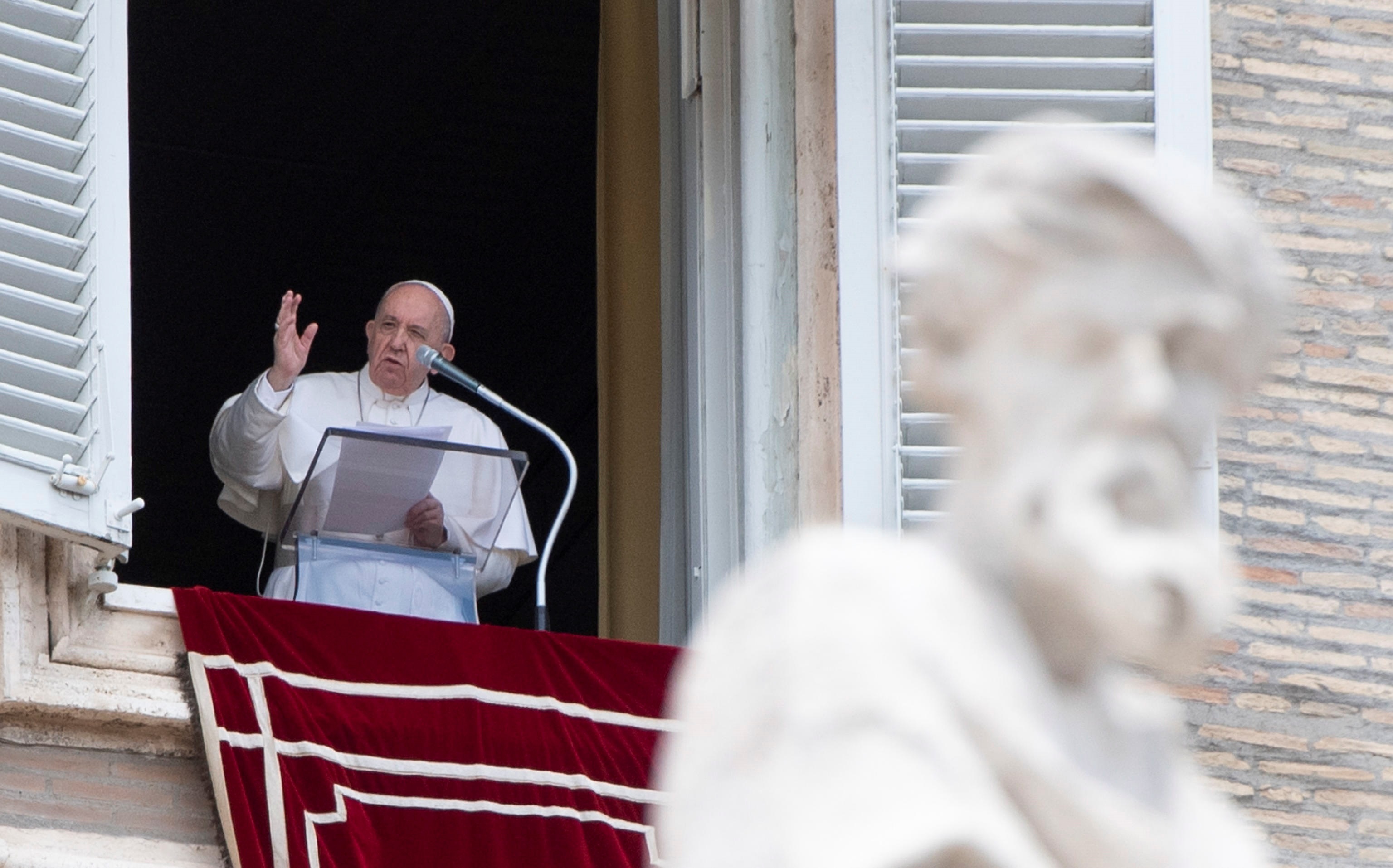 El papa Francisco pide protección de refugiados y del medioambiente durante la pandemia