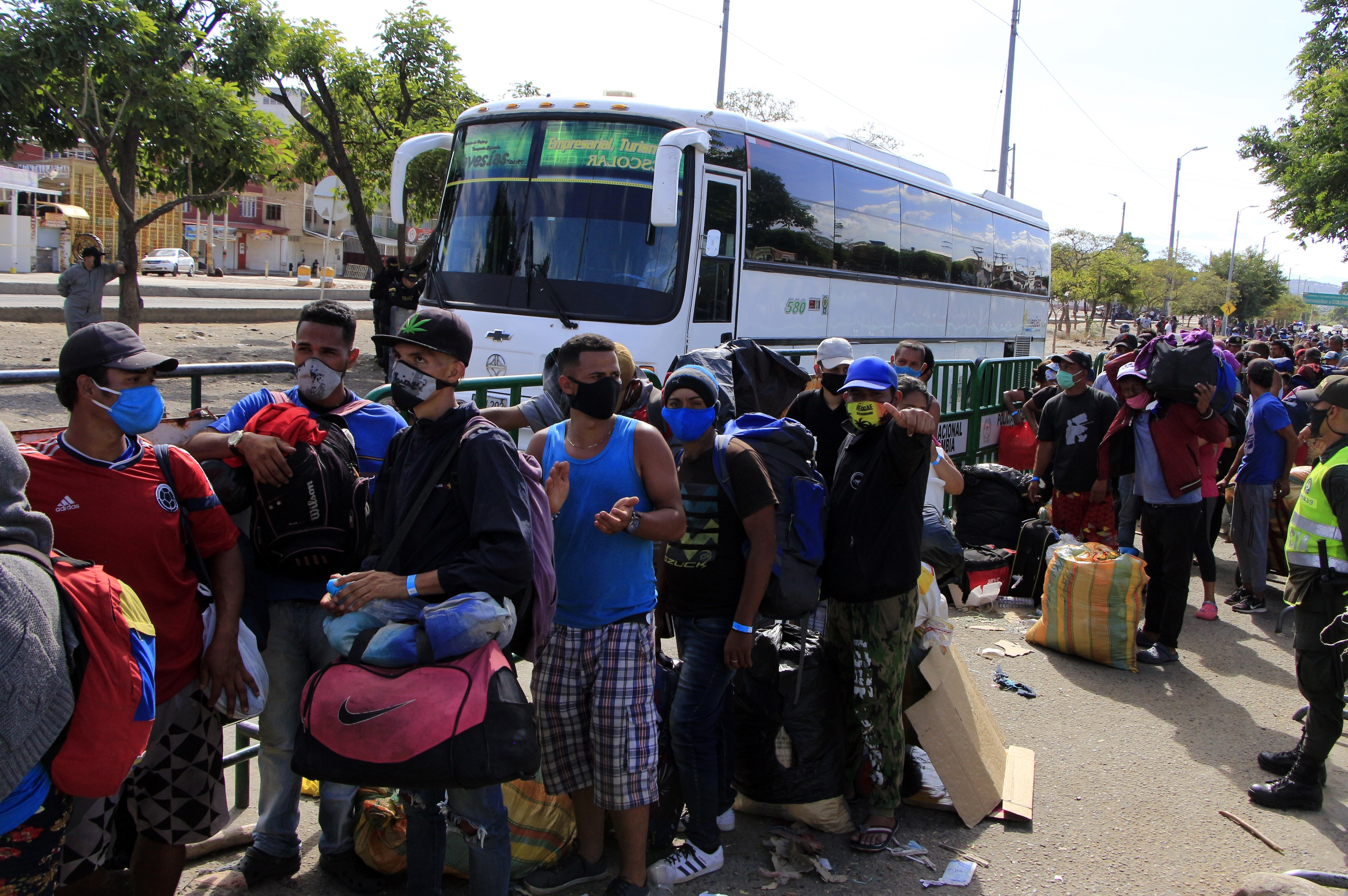 Primeros 300 venezolanos salieron de campamento colombiano para retornar por la frontera