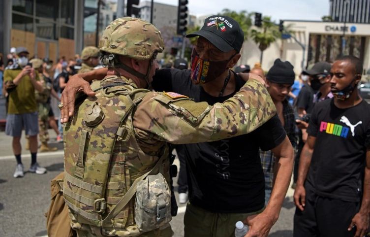 Abrazos solidarios entre manifestantes y policías: La otra cara de las protestas en EEUU