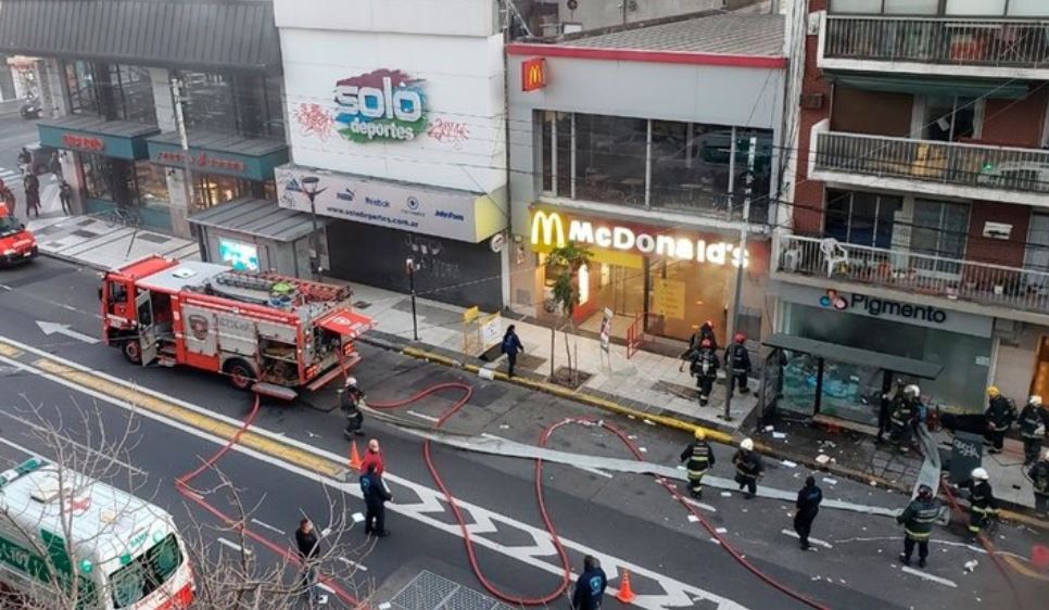 Al menos dos bomberos muertos y 15 heridos al explotar perfumería en Argentina (VIDEO)