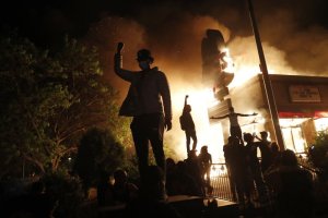 Histórico restaurante de Minneapolis es incendiado por manifestantes a poco días de reabrir