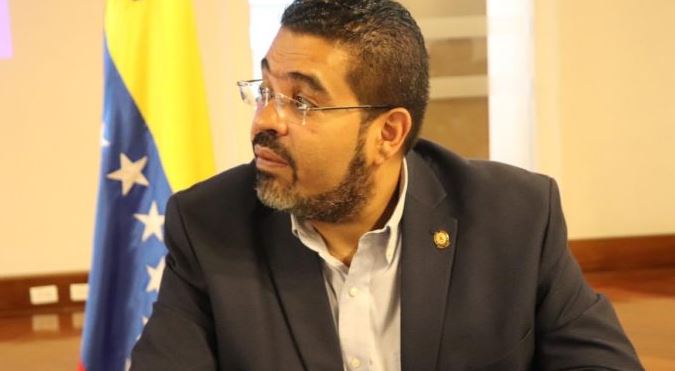 Winston Flores dejará la embajada en Bolivia para reincorporar a Venezuela en la CAN