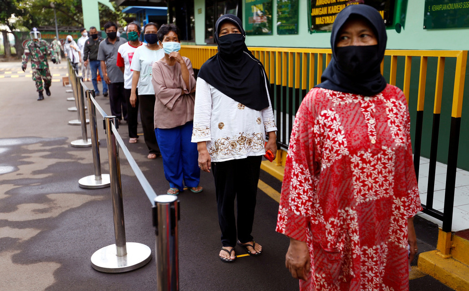 Polémica en Indonesia al imponer el velo a las mujeres en vez del uso de mascarillas