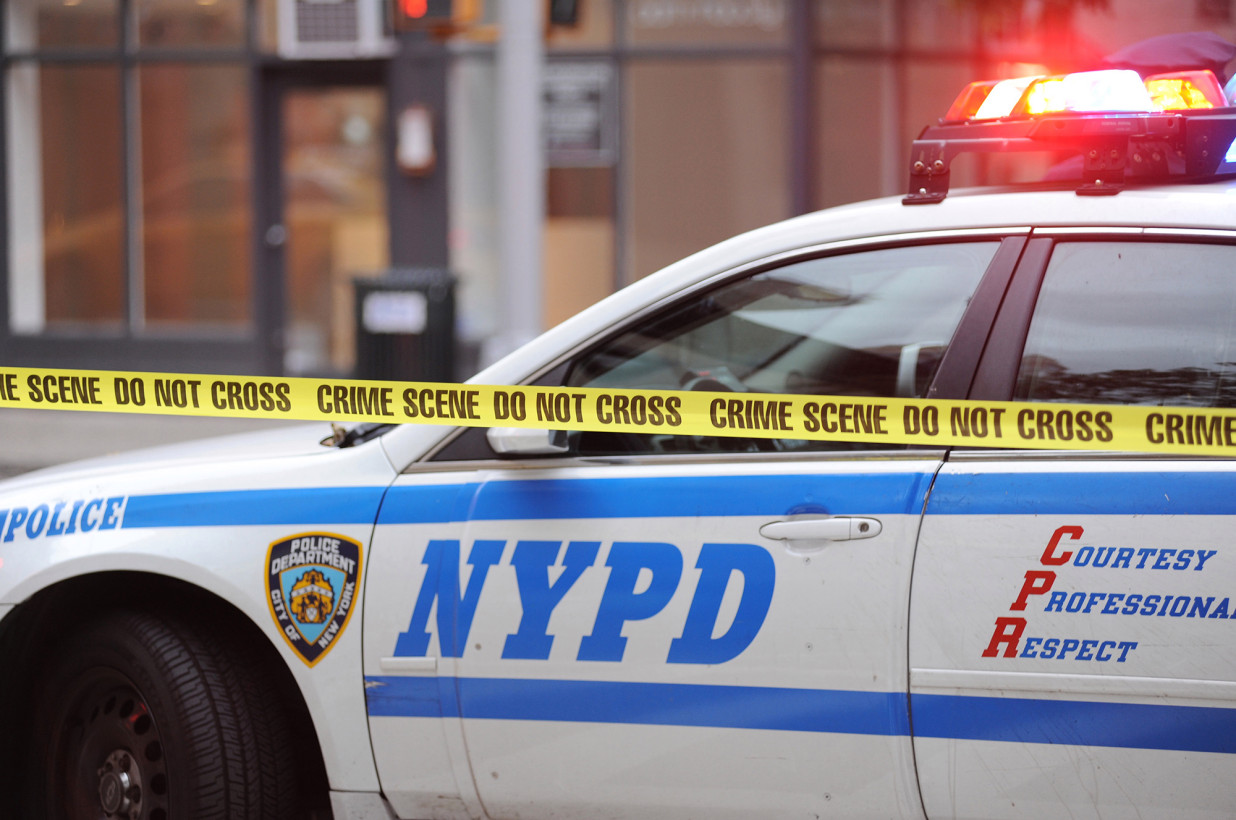 Oficial de policía de Nueva York en camino a la escena del crimen golpea fatalmente a un motociclista