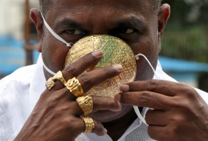 ¿Protección o lujo?: Un indio lleva una mascarilla de 2,5 kilos de oro (Fotos)