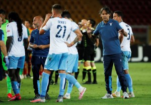Expulsaron a un futbolista de la Lazio por… MORDER a su rival en pleno juego (VIDEO)