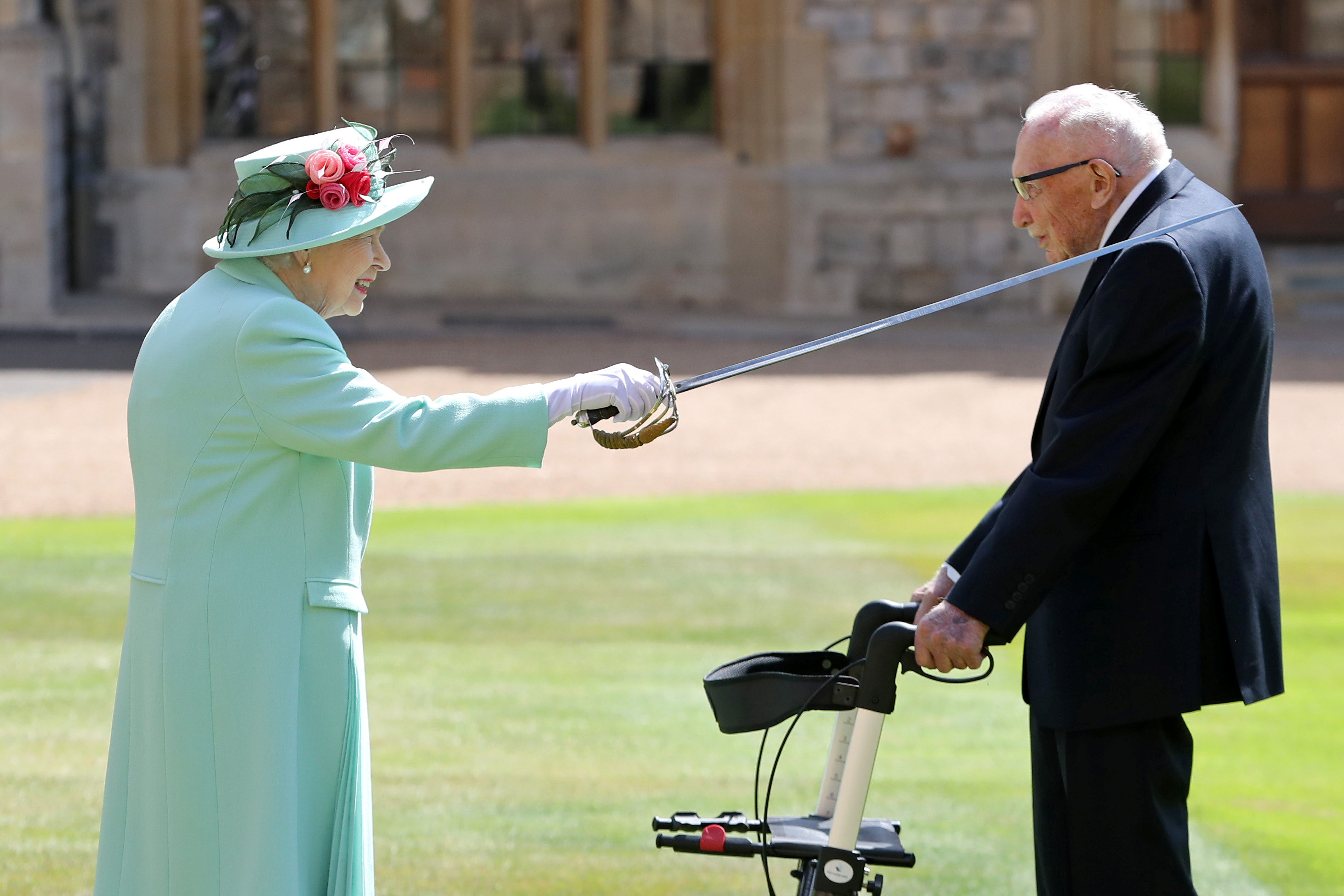Reina Isabel II nombra caballero a Tom Moore, quien recaudó fondos récord para la lucha contra el Covid-19
