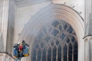 La fiscalía abrió una investigación por el “incendio voluntario” en la catedral de Nantes