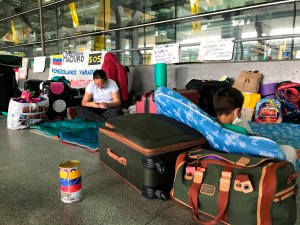 Venezolanos siguen varados en Barajas a la espera de un vuelo de repatriación (Fotos)