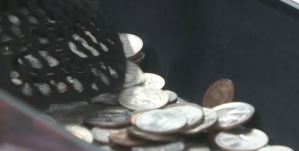 Entregó las monedas que guardó durante 20 años para ayudar con la escasez de dinero