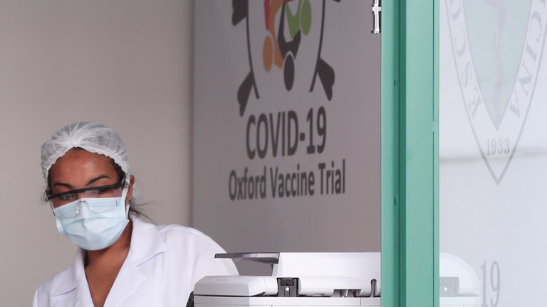 Oxford seguirá con pruebas de su vacuna pese a morir un voluntario en Brasil