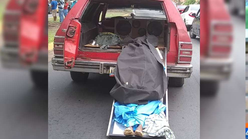 ¡No lo atendieron! En Bolívar, hombre trasladaba un cadáver y tuvo que mostrarlo para surtir gasolina (Video)