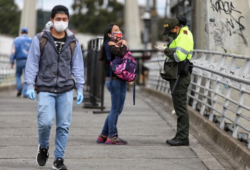 El coronavirus podría transmitirse por el humo del cigarrillo, según expertos