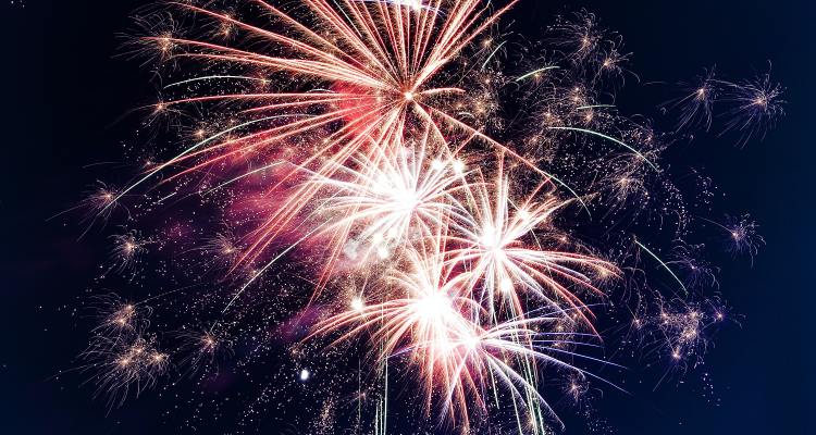 Una mezcla peligrosa: Desinfectante de manos y fuegos artificiales en celebraciones del #4Jul en EEUU