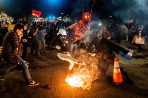 Manifestantes de Portland prendieron fuego en continuos enfrentamientos con la policía (FOTOS)