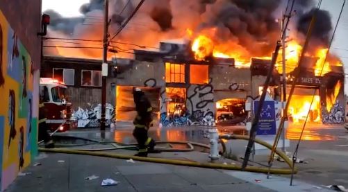 Voraz incendio destruyó múltiples edificios comerciales en San Francisco (VIDEO)