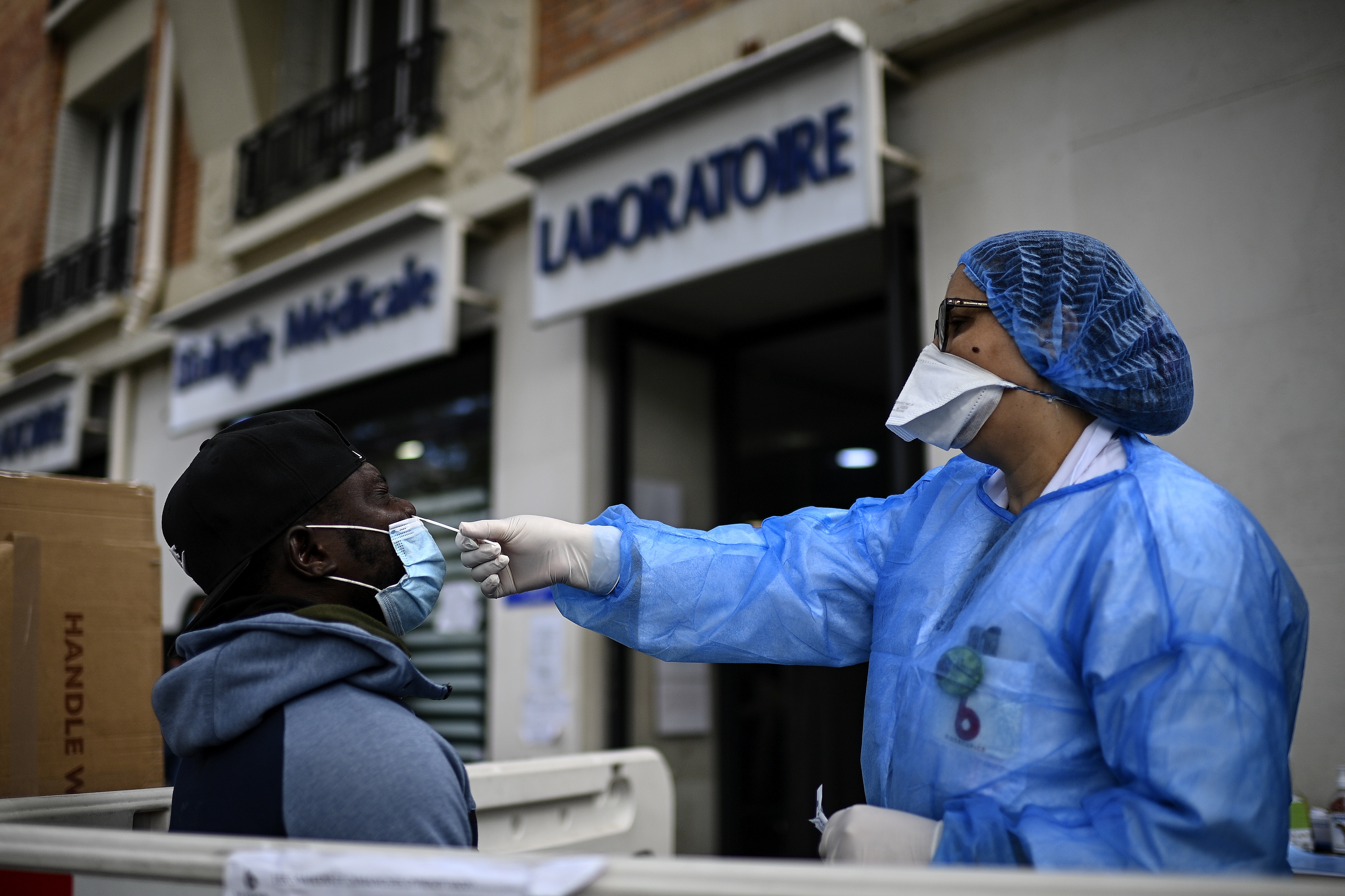 Europa intenta blindarse ante una epidemia que deja más de 30 millones de contagiados