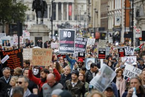 En Londres, París y Berlín, miles protestan contra la “tiranía médica”
