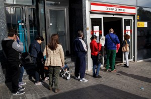 El desempleo en España bajó un 12,48%, su menor nivel desde 2008