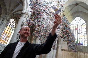 Bandada de 20.000 aves de papel ayuda a financiar unidades para Covid-19 en hospital belga