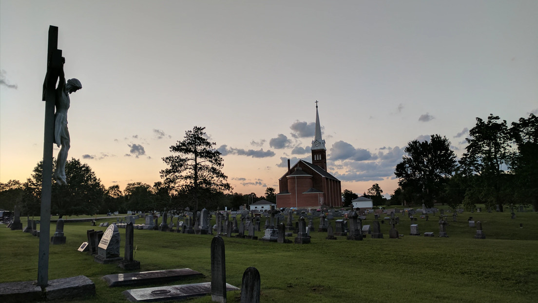 Dos adolescentes son torturados, violados y enterrados vivos en un cementerio de Suecia