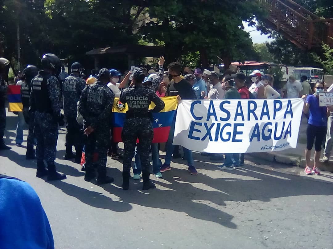 Efectivos de la PNB dispersan manifestación en Guarenas y les amenazaron con quitarles los teléfonos #5Ago (VIDEO)