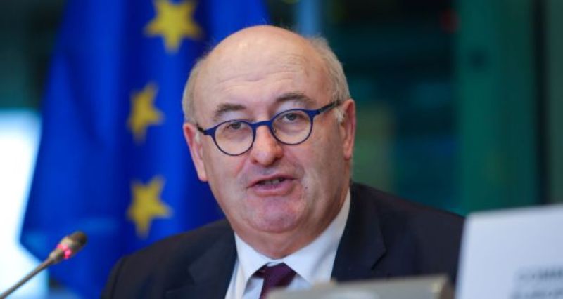 Comisario europeo de Comercio presentó su dimisión tras polémica por Covid-19