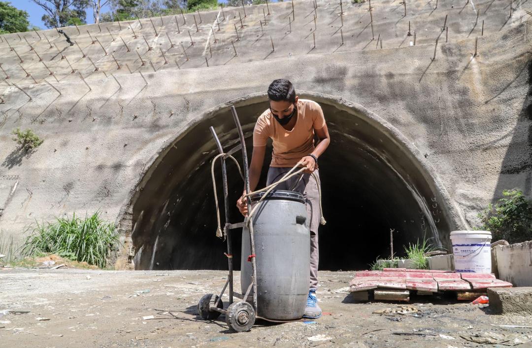 Caraqueños pagan el agua más cara del mundo (Fotos)