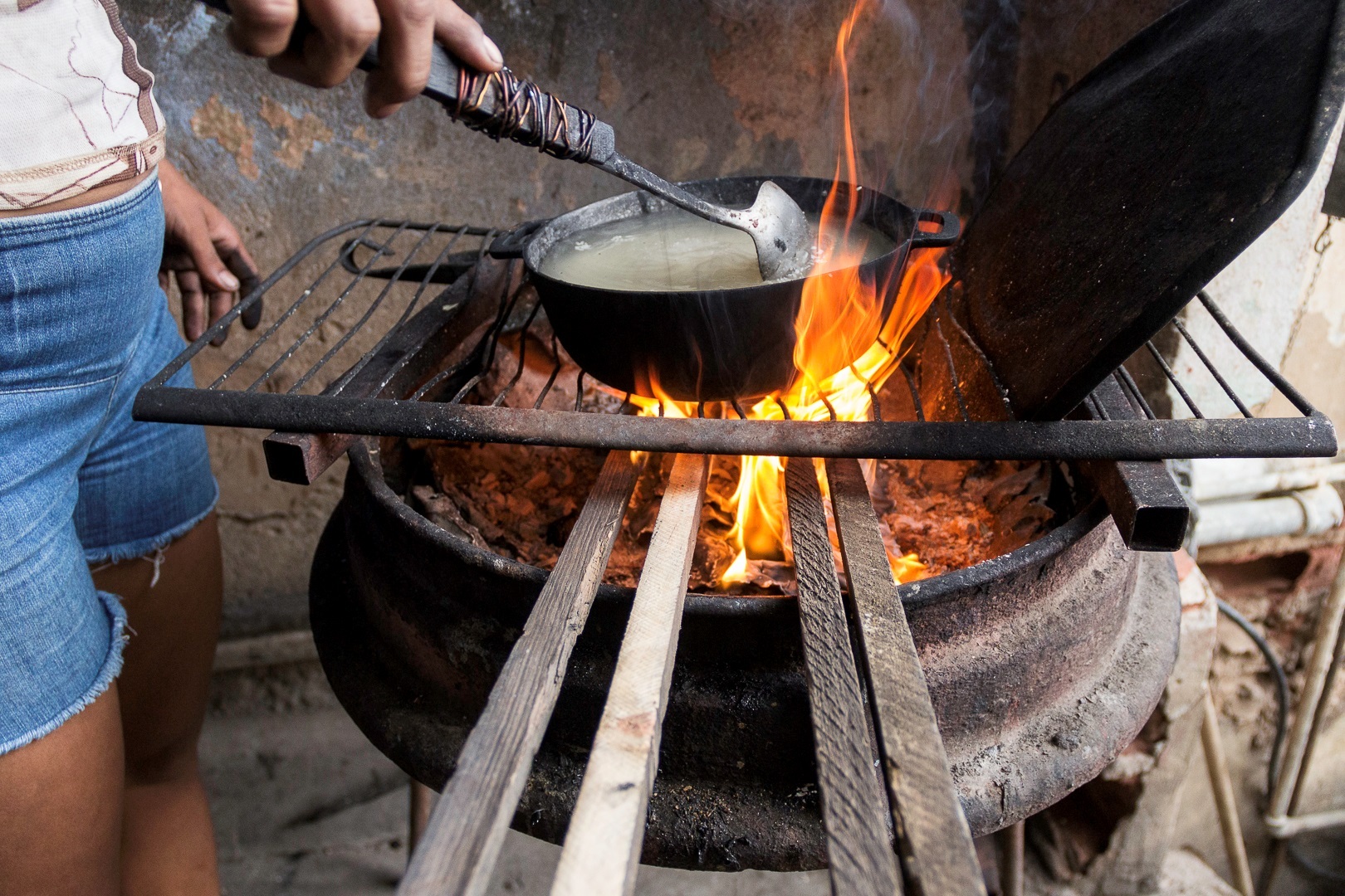 Falta de gas doméstico obliga a 27,2% de los venezolanos a cocinar con leña