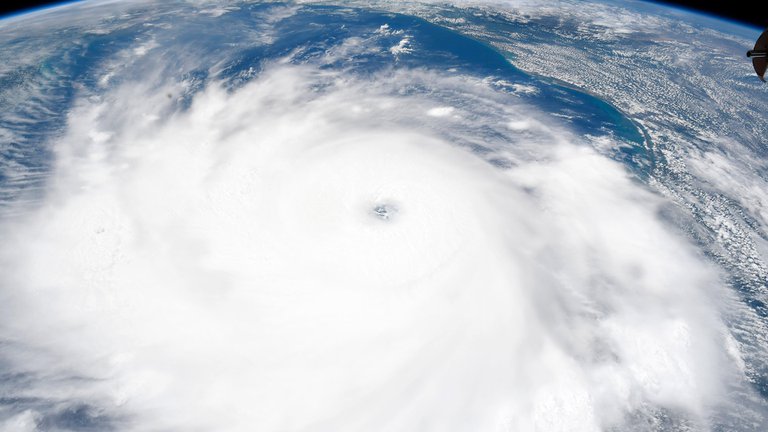 Así se ve el huracán Laura desde la Estación Espacial Internacional (Fotos)
