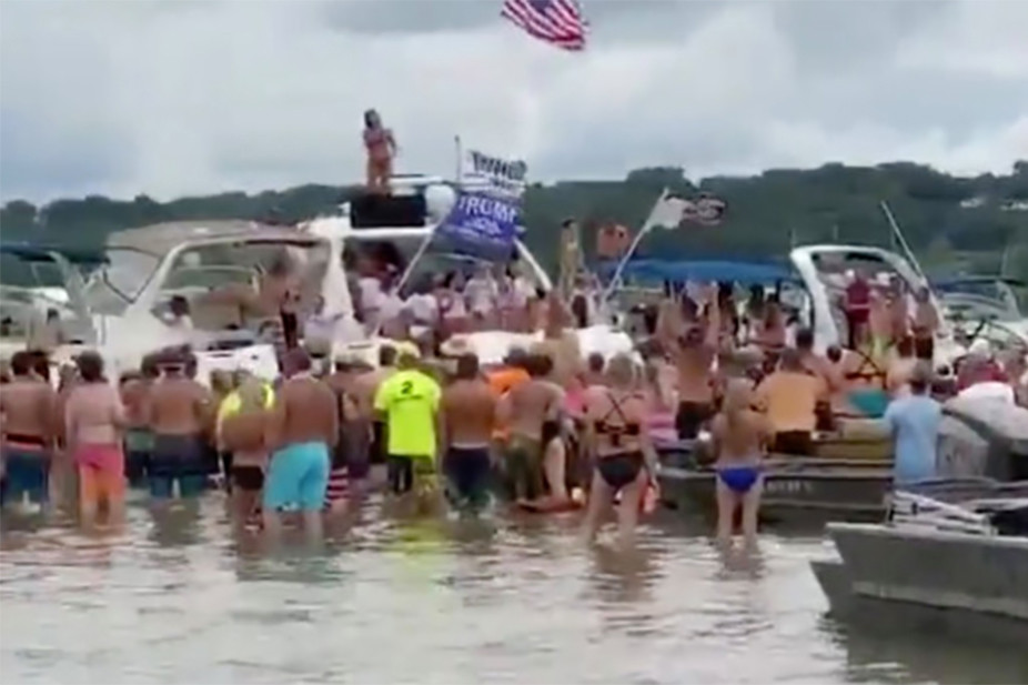Cientos de personas se reunieron sin mascarillas en el evento anual de botes “White Trash Bash”