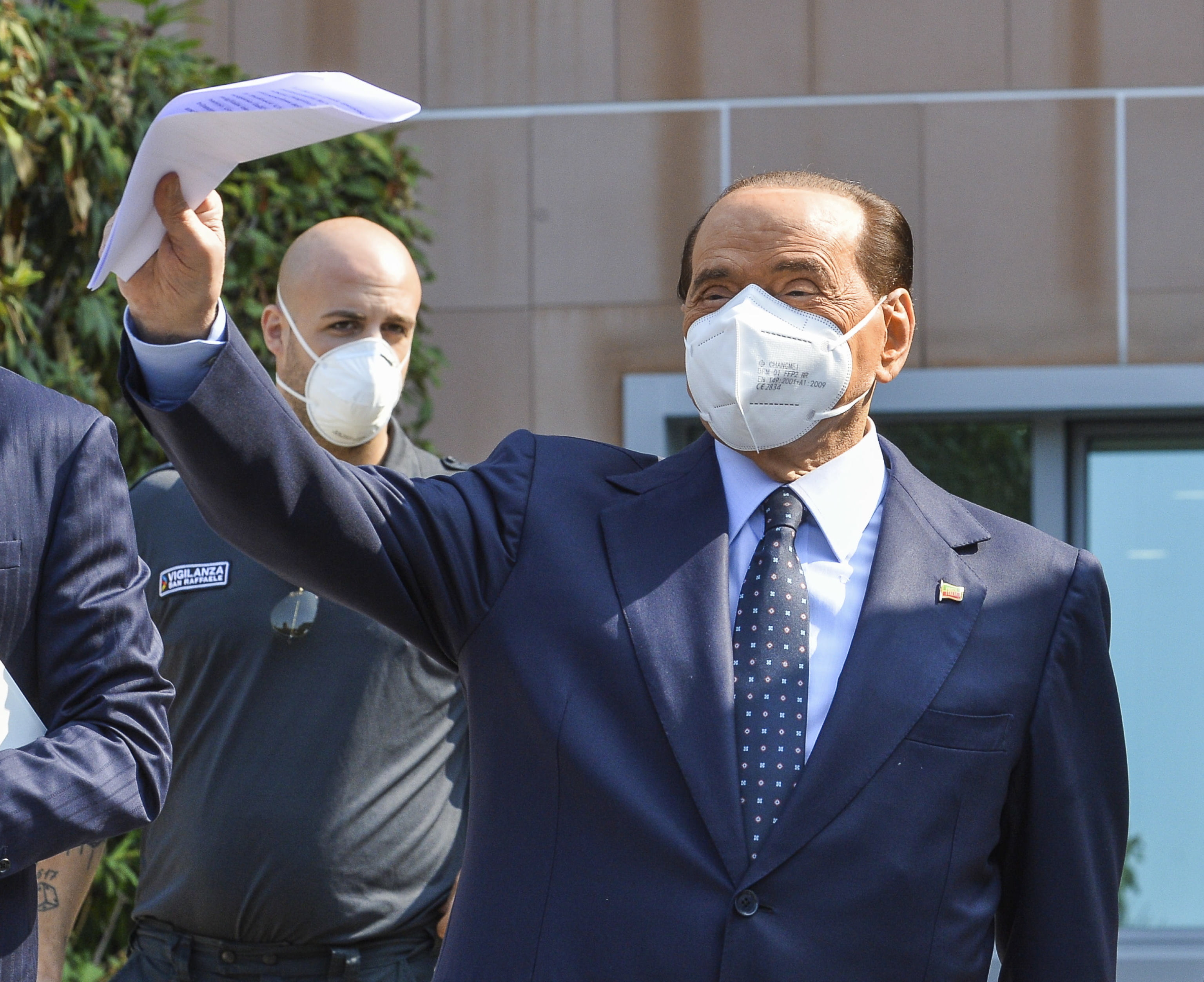 Berlusconi sigue dando positivo al coronavirus un mes después de su contagio