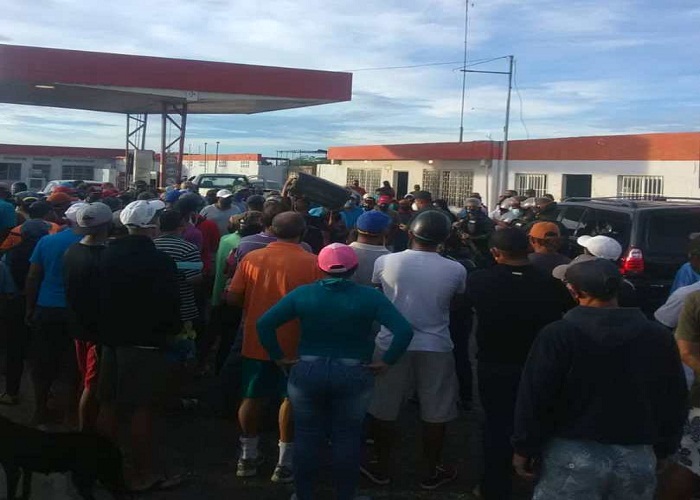 Riña por gasolina en E/S entre pescadores y conductores en Punto Fijo #28Sep (VIDEO)