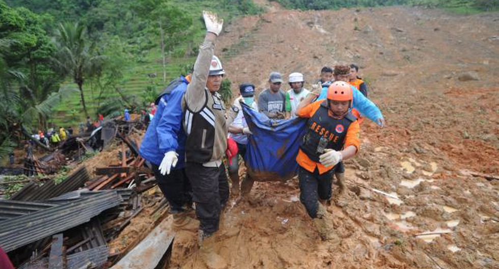 Once muertos, entre ellos dos bebés gemelos, en deslizamiento de tierra en Indonesia