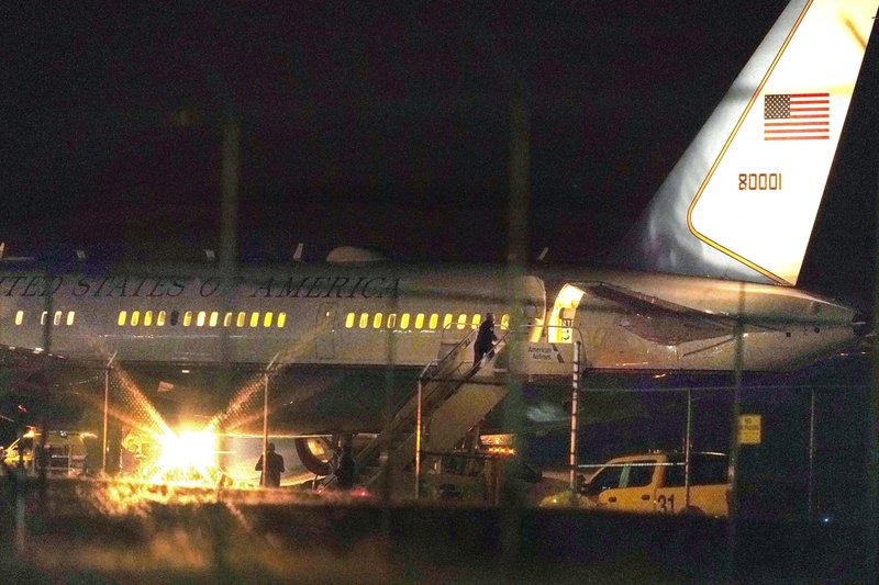 Avión que trasladaba a Mike Pence sufrió percance tras colisionar con un ave