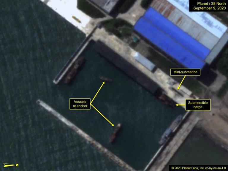 Fotos satelitales: Crece inquietud por posible prueba en una base de submarinos de Kim Jong Un