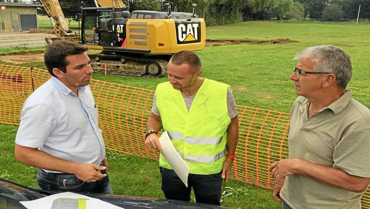 Un campo de fútbol hecho con huesos de aceituna se estrena en Francia