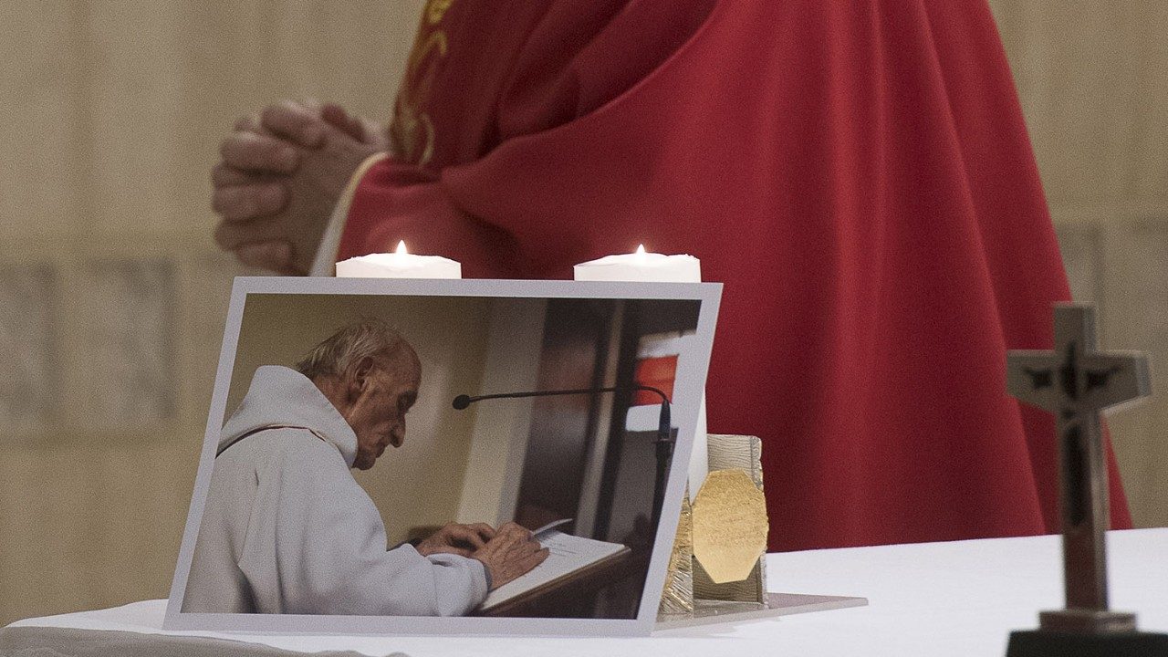 El papa Francisco homenajea a sacerdote asesinado por inmigrante