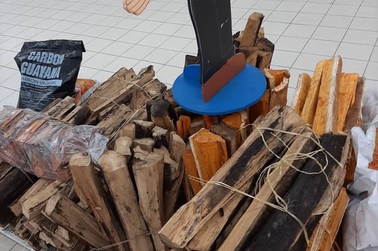 ¿La leña llegó para quedarse? Los supermercado en Bolívar ya tienen venta de troncos (FOTO)