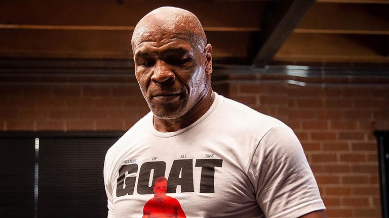 El brutal golpe de Mike Tyson al rostro de su entrenador que casi lo noquea (Video)