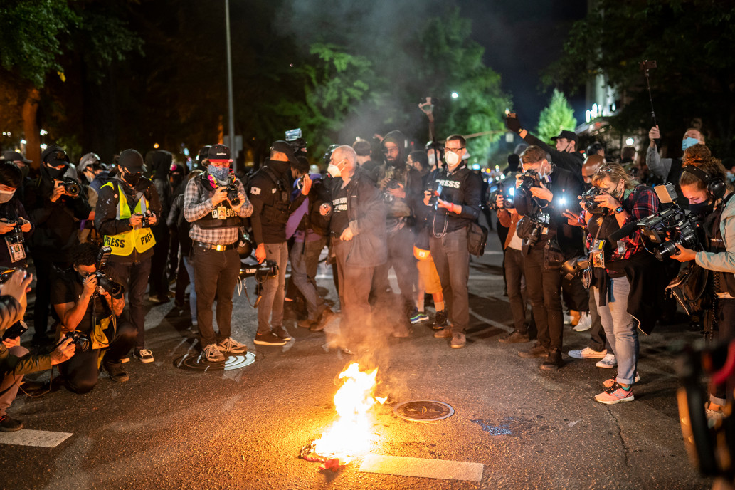 Las violentas protestas en Portland conducen a más de una docena de arrestos